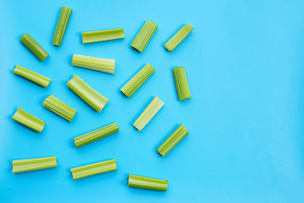 포토 JPG 해외이미지 줄기 백그라운드 사람없음 신선 유기농 파란배경 슬라이스 샐러리 해외포토 식물 웰빙 채소 파란색 파일형식 이미지허브