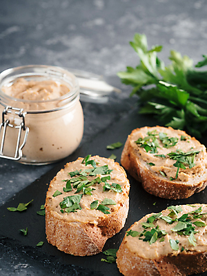 포토 JPG 해외이미지 빵 조각 탁자 회색배경 도마 파슬리 사람없음 병 바게트 석판 카피스페이스 스프레드 해외포토 식기 음식 가구 백그라운드 채소 주방용품 공백 회색 파일형식 이미지허브