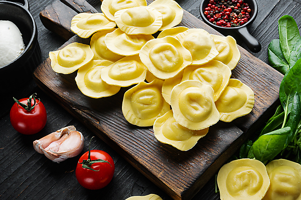 포토 JPG 해외이미지 방울토마토 검은배경 실내 마늘 사람없음 이탈리아음식 소금 바질 나무도마 라비올리 통후추 해외포토 백그라운드 토마토 채소 도마 서양음식 내부 목재 검은색 후추 파일형식 이미지허브