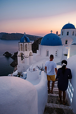 포토 JPG 해외이미지 전신 부부 여자 남자 바다 여행 십자가 하늘 함께함 사랑 성인 두명 건물 뒷모습 교회 걷기 계단 마을 노을 손잡기 신혼여행 산토리니 성인만 해외포토 자연요소 건축물 커플 감정 뷰포인트 결혼 컨셉 종교건축 모션 사람 그리스 파일형식 이미지허브