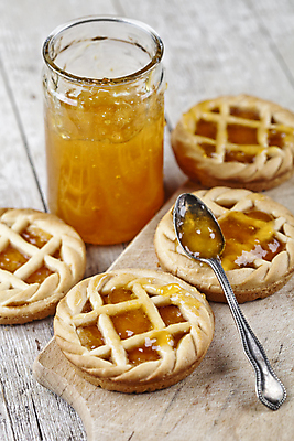 포토 JPG 해외이미지 사람없음 숟가락 달콤 병 나무도마 살구잼 타르트 나무배경 해외포토 식기 빵 백그라운드 도마 수저 목재 맛 잼 파이_빵 파일형식 이미지허브