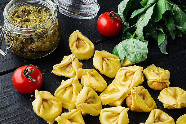 포토 JPG 해외이미지 방울토마토 검은배경 유리병 실내 사람없음 이탈리아음식 바질 라비올리 페스토 나무배경 해외포토 백그라운드 토마토 병_용기 서양음식 내부 검은색 소스_음식 파일형식 이미지허브