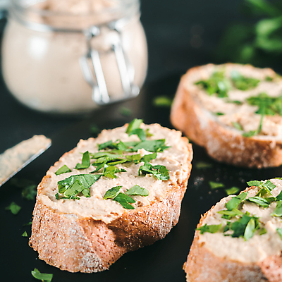 포토 JPG 해외이미지 조각 탁자 검은배경 파슬리 근접촬영 사람없음 아웃포커스 병 바게트 스프레드 해외포토 식기 음식 빵 뷰포인트 가구 백그라운드 채소 촬영기법 검은색 파일형식 이미지허브