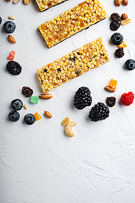 포토 JPG 해외이미지 실내 사람없음 하이앵글 달콤 흰배경 블루베리 산딸기 땅콩 건강식품 블랙베리 에너지바 캐슈넛 해외포토 음식 뷰포인트 백그라운드 과일 건강 내부 견과류 흰색 맛 파일형식 이미지허브