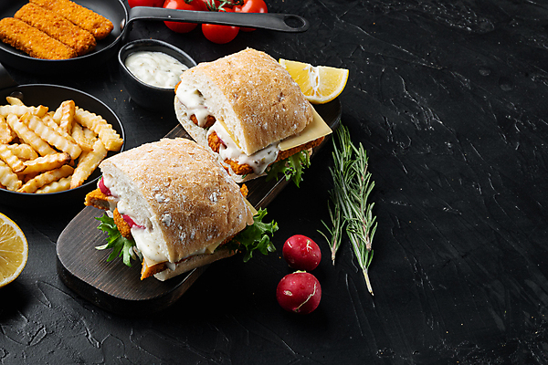 포토 JPG 해외이미지 검은배경 실내 샌드위치 사람없음 감자튀김 햄버거 소스 레몬 로즈메리 나무도마 생선튀김 해외포토 음식 백그라운드 과일 감자 도마 패스트푸드 내부 목재 검은색 튀김 양념 허브 파일형식 이미지허브