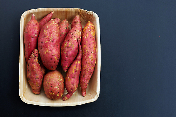 포토 JPG 해외이미지 검은배경 실내 사람없음 담기 고구마 나무그릇 해외포토 그릇 백그라운드 모션 뿌리채소 내부 목재 검은색 파일형식 이미지허브