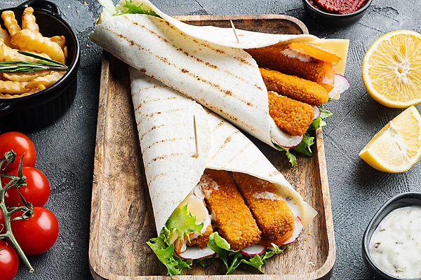 포토 JPG 해외이미지 방울토마토 회색배경 실내 샌드위치 사람없음 감자튀김 레몬 나무쟁반 생선튀김 타르타르소스 토르티야 해외포토 음식 백그라운드 토마토 과일 감자 쟁반 내부 목재 회색 튀김 소스_음식 파일형식 이미지허브