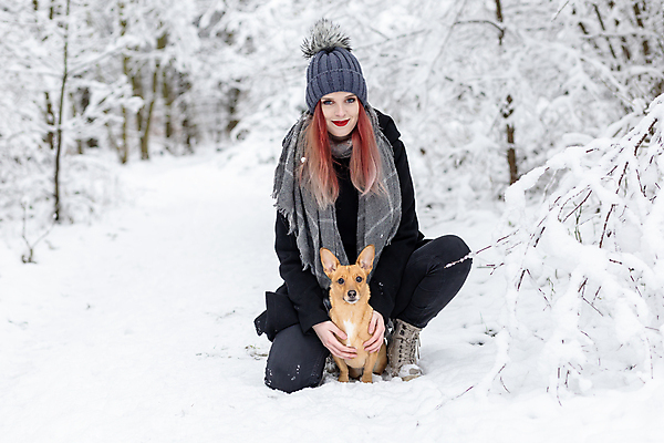 포토 JPG 해외이미지 동물 백인 모델 라이프스타일 응시 옷 계절 여자 행복 얼굴 포즈 백그라운드 겨울 자연 휴가 한명 미소 사람 성인 야외 빨간색 반려동물 뷰티 갈색 유행 추위 흰색 개 숲 서리 긍정 빨간머리 스타일 해외포토 서양인 1 헤어스타일 시선 감정 컬러 컨셉 포유류 표정 생활 신체부위 생태계 파일형식 이미지허브