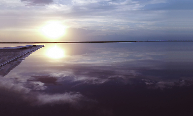 포토 JPG 해외이미지 구름 호수 바다 분홍색 섬 백그라운드 자연 하늘 아침 풍경 사람없음 야외 물 여름 파란색 빛 강 햇빛 태양 뷰티 반사 노란색 일출 맑음 황혼 일몰 새벽 거울 광선 황금 저녁 장면 공상 마법 천국 스카이라인 내추럴 수평선 해외포토 주간 자연요소 계절 컬러 날씨 노을 야간 생태계 파일형식 이미지허브