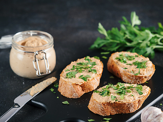 포토 JPG 해외이미지 조각 탁자 검은배경 도마 파슬리 마늘 사람없음 병 바게트 잼나이프 카피스페이스 스프레드 해외포토 식기 음식 빵 가구 백그라운드 채소 주방용품 검은색 공백 나이프 파일형식 이미지허브