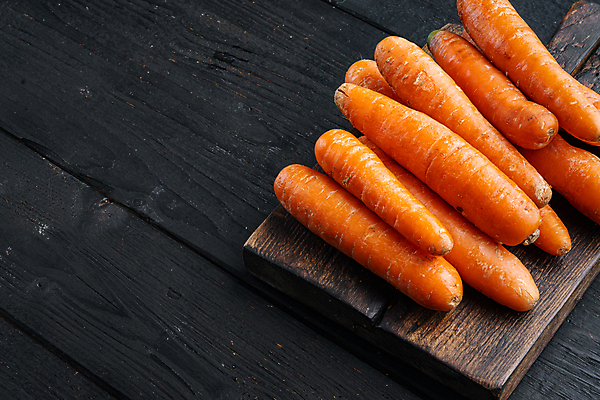 포토 JPG 해외이미지 검은배경 사람없음 당근 나무도마 카피스페이스 해외포토 백그라운드 뿌리채소 도마 목재 검은색 공백 파일형식 이미지허브