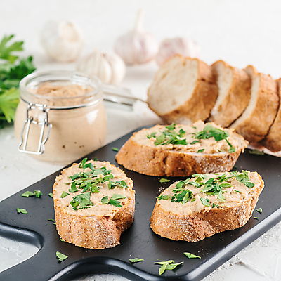 포토 JPG 해외이미지 조각 도마 파슬리 마늘 사람없음 병 바게트 흰배경 스프레드 해외포토 식기 음식 빵 백그라운드 채소 주방용품 흰색 파일형식 이미지허브