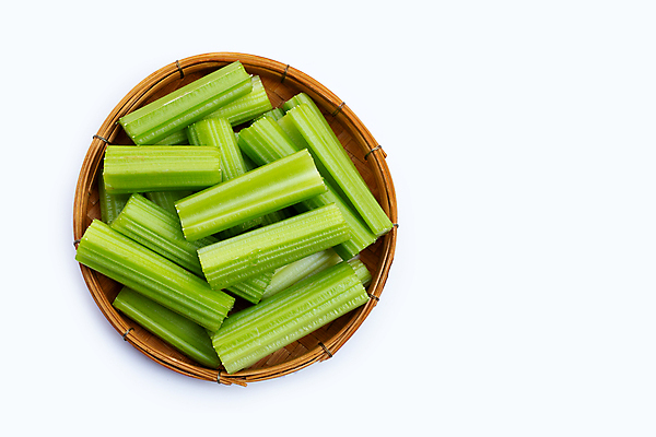 포토 JPG 해외이미지 줄기 백그라운드 사람없음 신선 흰배경 유기농 담기 슬라이스 샐러리 대나무소쿠리 해외포토 식물 웰빙 채소 모션 흰색 파일형식 이미지허브
