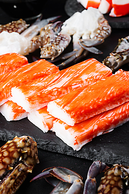 포토 JPG 해외이미지 식재료 검은배경 실내 사람없음 아웃포커스 게 신선 맛살 돌접시 해외포토 접시 음식 백그라운드 촬영기법 갑각류 내부 검은색 파일형식 이미지허브