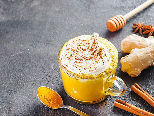 포토 JPG 해외이미지 음료 사람없음 컵 숟가락 차 가루 크림 향신료 생강 시나몬가루 시나몬 시나몬스틱 허니디퍼 강황 카피스페이스 팔각회향 해외포토 식기 채소 식재료 수저 공백 도구 향미료 파일형식 이미지허브