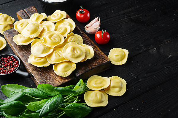포토 JPG 해외이미지 방울토마토 검은배경 실내 마늘 사람없음 이탈리아음식 바질 나무도마 라비올리 통후추 카피스페이스 해외포토 백그라운드 토마토 채소 도마 서양음식 내부 목재 검은색 공백 후추 파일형식 이미지허브