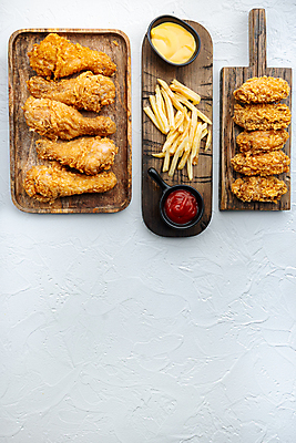 포토 JPG 해외이미지 조각 패스트푸드 요리 사람없음 치킨 튀김 소스 흰배경 나무도마 치킨너겟 카피스페이스 텐더 해외포토 음식 백그라운드 도마 목재 공백 흰색 양념 인스턴트 닭고기요리 파일형식 이미지허브