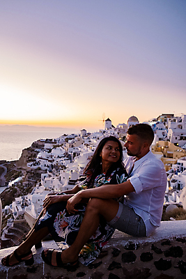 포토 JPG 해외이미지 전신 부부 여자 남자 바다 여행 하늘 함께함 사랑 앉기 성인 두명 건물 옆모습 마주보기 마을 노을 신혼여행 산토리니 성인만 해외포토 자연요소 건축물 커플 감정 뷰포인트 결혼 컨셉 모션 사람 그리스 파일형식 이미지허브