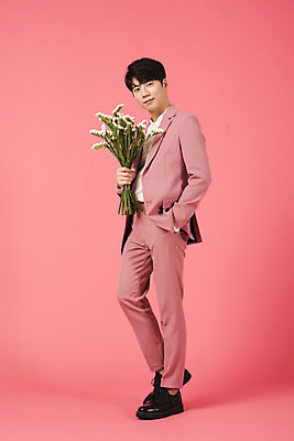 포토 JPG 스튜디오촬영 전신 남자 분홍색 꽃다발 커플라이프 실내 사랑 한명 서기 미소 들기 누끼 정장 이벤트 20대 성인 옆모습 한국인 주머니손 드라이플라워 성인남자한명만 분홍색배경 국내포토 1 라이프스타일 커플 옷 꽃 감정 뷰포인트 컬러 백그라운드 모션 표정 사람 동양인 청년 내부 남자한명만 성인남자만 파일형식