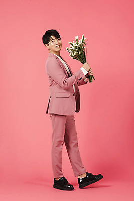 포토 JPG 스튜디오촬영 전신 남자 분홍색 꽃다발 커플라이프 실내 사랑 한명 서기 미소 들기 누끼 정장 이벤트 20대 성인 옆모습 한국인 드라이플라워 성인남자한명만 분홍색배경 국내포토 1 라이프스타일 커플 옷 꽃 감정 뷰포인트 컬러 백그라운드 모션 표정 사람 동양인 청년 내부 남자한명만 성인남자만 파일형식