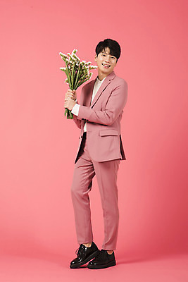 포토 JPG 스튜디오촬영 전신 남자 분홍색 꽃다발 커플라이프 실내 사랑 한명 서기 미소 들기 누끼 정장 이벤트 20대 성인 옆모습 한국인 드라이플라워 성인남자한명만 분홍색배경 국내포토 1 라이프스타일 커플 옷 꽃 감정 뷰포인트 컬러 백그라운드 모션 표정 사람 동양인 청년 내부 남자한명만 성인남자만 파일형식