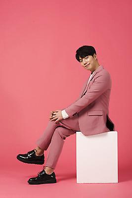 포토 JPG 스튜디오촬영 전신 남자 분홍색 커플라이프 실내 사랑 한명 미소 누끼 앉기 정장 이벤트 20대 성인 옆모습 한국인 다리꼬기 성인남자한명만 분홍색배경 국내포토 1 라이프스타일 커플 옷 감정 뷰포인트 컬러 백그라운드 모션 표정 사람 동양인 청년 내부 남자한명만 성인남자만 파일형식