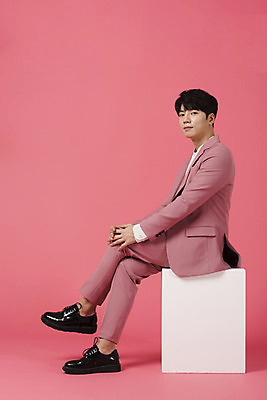 포토 JPG 스튜디오촬영 전신 남자 분홍색 커플라이프 실내 사랑 한명 미소 누끼 앉기 정장 이벤트 20대 성인 옆모습 한국인 다리꼬기 성인남자한명만 분홍색배경 국내포토 1 라이프스타일 커플 옷 감정 뷰포인트 컬러 백그라운드 모션 표정 사람 동양인 청년 내부 남자한명만 성인남자만 파일형식