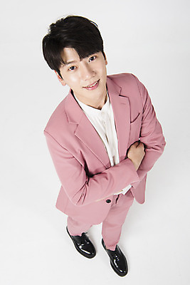 포토 JPG 스튜디오촬영 전신 남자 분홍색 커플라이프 실내 사랑 한명 서기 미소 누끼 정장 이벤트 20대 성인 앞모습 하이앵글 팔짱 한국인 올려보기 흰배경 성인남자한명만 국내포토 1 라이프스타일 커플 옷 감정 뷰포인트 컬러 백그라운드 모션 표정 사람 동양인 청년 내부 흰색 남자한명만 성인남자만 파일형식