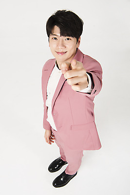 포토 JPG 스튜디오촬영 전신 남자 분홍색 커플라이프 실내 사랑 한명 서기 미소 누끼 정장 이벤트 20대 성인 옆모습 하이앵글 한국인 올려보기 가리킴 흰배경 성인남자한명만 국내포토 1 라이프스타일 커플 옷 감정 뷰포인트 컬러 백그라운드 모션 표정 사람 동양인 손짓 청년 내부 흰색 남자한명만 성인남자만 파일형식