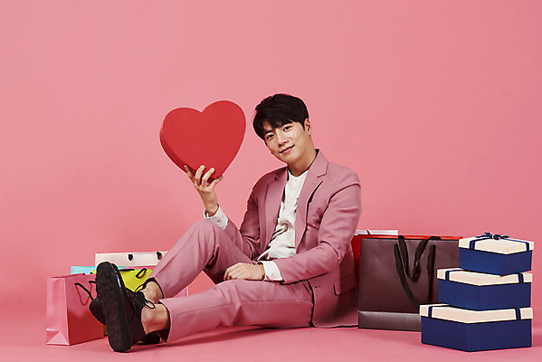 포토 JPG 스튜디오촬영 전신 남자 분홍색 커플라이프 실내 사랑 한명 미소 들기 누끼 앉기 정장 이벤트 20대 성인 옆모습 선물상자 쇼핑백 한국인 하트 하트상자 성인남자한명만 분홍색배경 국내포토 모양 1 라이프스타일 커플 옷 감정 뷰포인트 컬러 백그라운드 가방 모션 표정 선물 사람 동양인 청년 내부 상자 남자한명만 성인남자만 파일형식