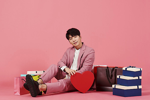 포토 JPG 스튜디오촬영 전신 남자 분홍색 커플라이프 실내 사랑 한명 미소 누끼 앉기 정장 이벤트 20대 성인 옆모습 선물상자 쇼핑백 한국인 하트 하트상자 성인남자한명만 분홍색배경 국내포토 모양 1 라이프스타일 커플 옷 감정 뷰포인트 컬러 백그라운드 가방 모션 표정 선물 사람 동양인 청년 내부 상자 남자한명만 성인남자만 파일형식
