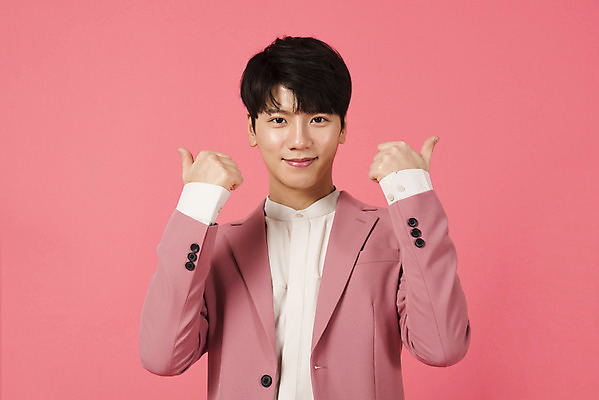 포토 JPG 스튜디오촬영 남자 분홍색 커플라이프 실내 사랑 한명 서기 미소 누끼 정장 이벤트 상반신 20대 성인 앞모습 한국인 엄지손가락 최고 성인남자한명만 분홍색배경 국내포토 1 라이프스타일 커플 옷 감정 뷰포인트 컬러 백그라운드 손가락 모션 표정 사람 동양인 청년 내부 남자한명만 성인남자만 파일형식