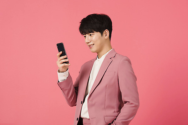 포토 JPG 스튜디오촬영 남자 분홍색 커플라이프 실내 사랑 한명 서기 미소 들기 누끼 정장 이벤트 상반신 20대 성인 옆모습 스마트폰 한국인 성인남자한명만 분홍색배경 국내포토 1 라이프스타일 커플 옷 감정 뷰포인트 컬러 백그라운드 모션 표정 사람 동양인 청년 내부 핸드폰 스마트기기 남자한명만 성인남자만 파일형식