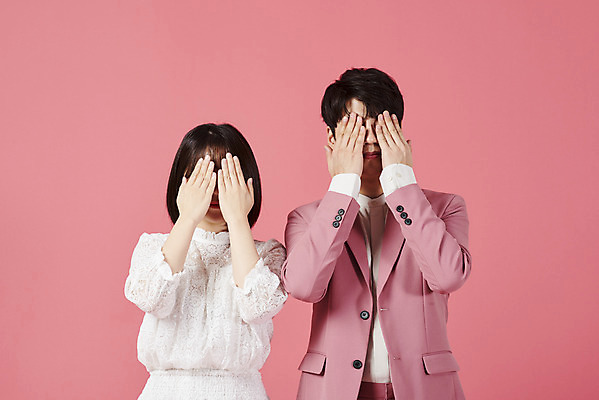 포토 JPG 스튜디오촬영 커플 여자 남자 분홍색 커플라이프 데이트 장난 실내 사랑 서기 누끼 정장 이벤트 상반신 20대 성인 두명 앞모습 다정 한국인 얼굴가리기 성인만 분홍색배경 국내포토 라이프스타일 옷 감정 뷰포인트 컬러 백그라운드 컨셉 관계 모션 사람 동양인 청년 내부 가림 파일형식