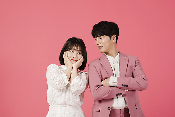 포토 JPG 스튜디오촬영 커플 여자 남자 분홍색 커플라이프 데이트 실내 사랑 서기 미소 누끼 정장 이벤트 상반신 20대 성인 두명 앞모습 팔짱 턱괴기 다정 한국인 수줍음 성인만 분홍색배경 국내포토 라이프스타일 옷 감정 뷰포인트 컬러 백그라운드 컨셉 관계 모션 표정 사람 동양인 청년 내부 파일형식