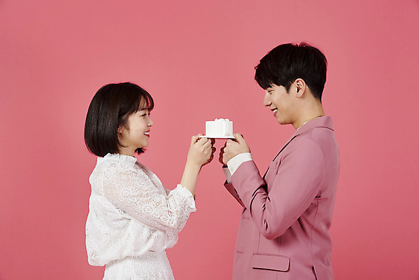 포토 JPG 스튜디오촬영 커플 여자 남자 분홍색 커플라이프 데이트 실내 사랑 서기 미소 들기 누끼 정장 이벤트 상반신 20대 성인 두명 옆모습 마주보기 다정 한국인 조각케이크 성인만 분홍색배경 국내포토 라이프스타일 옷 감정 뷰포인트 컬러 백그라운드 컨셉 관계 모션 표정 사람 동양인 청년 내부 케이크 파일형식