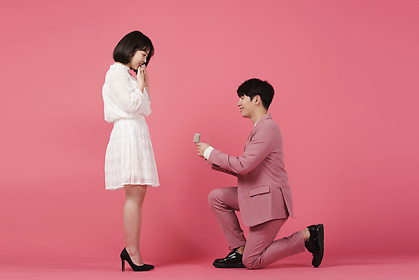 포토 JPG 스튜디오촬영 전신 커플 여자 남자 분홍색 커플라이프 프로포즈 데이트 실내 사랑 서기 미소 누끼 정장 이벤트 20대 성인 두명 옆모습 다정 한국인 반지 수줍음 성인만 분홍색배경 국내포토 라이프스타일 옷 감정 뷰포인트 컬러 백그라운드 컨셉 장신구 관계 모션 표정 사람 동양인 청년 내부 파일형식