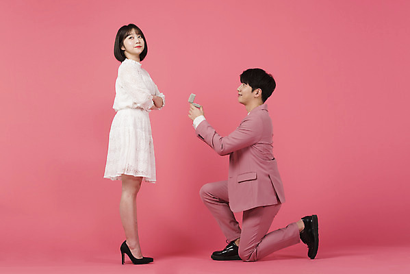 포토 JPG 스튜디오촬영 전신 커플 여자 남자 분홍색 커플라이프 프로포즈 데이트 실내 사랑 서기 미소 누끼 정장 이벤트 20대 성인 두명 옆모습 팔짱 다정 한국인 반지 성인만 분홍색배경 국내포토 라이프스타일 옷 감정 뷰포인트 컬러 백그라운드 컨셉 장신구 관계 모션 표정 사람 동양인 청년 내부 파일형식