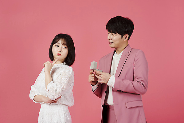 포토 JPG 스튜디오촬영 커플 응시 여자 남자 분홍색 커플라이프 프로포즈 데이트 실내 사랑 서기 누끼 정장 이벤트 상반신 20대 성인 두명 옆모습 다정 한국인 반지 고민 성인만 분홍색배경 국내포토 라이프스타일 시선 옷 감정 뷰포인트 컬러 백그라운드 컨셉 장신구 관계 모션 사람 동양인 청년 내부 파일형식