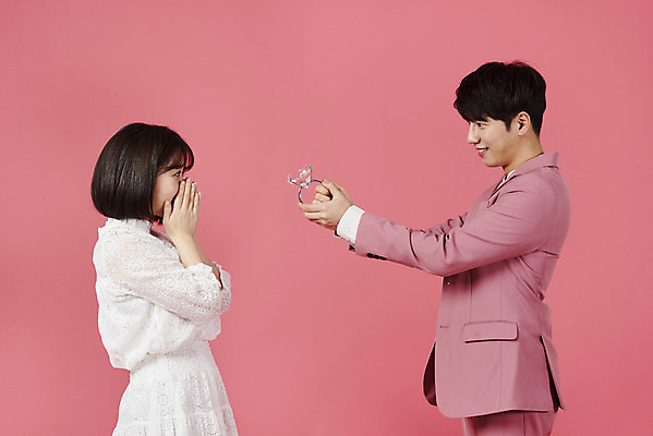포토 JPG 스튜디오촬영 커플 여자 남자 분홍색 커플라이프 프로포즈 데이트 실내 사랑 서기 누끼 정장 이벤트 상반신 20대 성인 두명 옆모습 다정 놀람 한국인 반지 다이아몬드반지 성인만 분홍색배경 국내포토 라이프스타일 옷 감정 뷰포인트 컬러 백그라운드 컨셉 장신구 관계 모션 표정 사람 동양인 청년 내부 파일형식