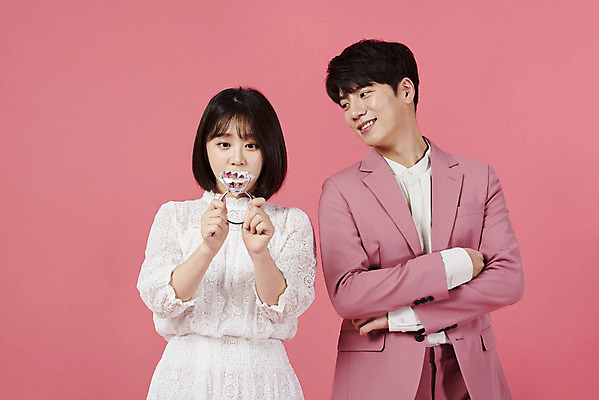 포토 JPG 스튜디오촬영 커플 여자 남자 분홍색 커플라이프 프로포즈 데이트 실내 사랑 서기 미소 들기 누끼 정장 이벤트 상반신 20대 성인 두명 앞모습 팔짱 다정 놀람 한국인 다이아몬드반지 성인만 분홍색배경 국내포토 라이프스타일 옷 감정 뷰포인트 컬러 백그라운드 컨셉 관계 모션 표정 사람 동양인 청년 내부 반지 파일형식