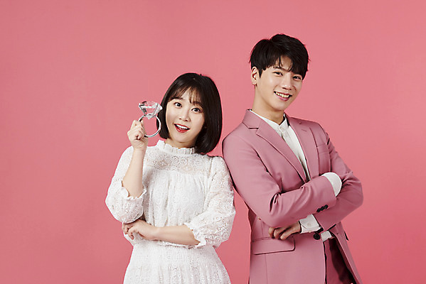 포토 JPG 스튜디오촬영 커플 여자 남자 분홍색 커플라이프 프로포즈 데이트 실내 사랑 서기 미소 들기 누끼 정장 이벤트 상반신 20대 성인 두명 앞모습 팔짱 다정 한국인 다이아몬드반지 성인만 분홍색배경 국내포토 라이프스타일 옷 감정 뷰포인트 컬러 백그라운드 컨셉 관계 모션 표정 사람 동양인 청년 내부 반지 파일형식