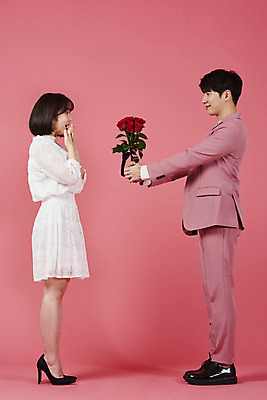 포토 JPG 스튜디오촬영 전신 커플 여자 남자 분홍색 꽃다발 커플라이프 프로포즈 데이트 실내 사랑 서기 들기 누끼 정장 이벤트 20대 성인 두명 옆모습 장미 다정 놀람 한국인 주기 성인만 분홍색배경 국내포토 라이프스타일 옷 꽃 감정 뷰포인트 컬러 백그라운드 컨셉 관계 모션 표정 사람 동양인 청년 내부 파일형식