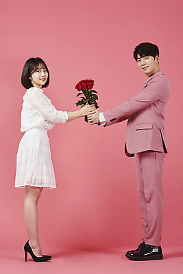 포토 JPG 스튜디오촬영 전신 커플 여자 남자 분홍색 꽃다발 커플라이프 프로포즈 데이트 실내 사랑 서기 미소 들기 누끼 정장 이벤트 20대 성인 두명 옆모습 장미 다정 한국인 주기 성인만 분홍색배경 국내포토 라이프스타일 옷 꽃 감정 뷰포인트 컬러 백그라운드 컨셉 관계 모션 표정 사람 동양인 청년 내부 파일형식