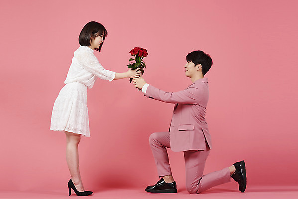 포토 JPG 스튜디오촬영 전신 커플 여자 남자 분홍색 꽃다발 커플라이프 프로포즈 데이트 실내 사랑 서기 들기 누끼 정장 이벤트 20대 성인 두명 옆모습 장미 마주보기 다정 한국인 무릎꿇기 주기 성인만 분홍색배경 국내포토 라이프스타일 옷 꽃 감정 뷰포인트 컬러 백그라운드 컨셉 관계 모션 사람 동양인 청년 내부 파일형식