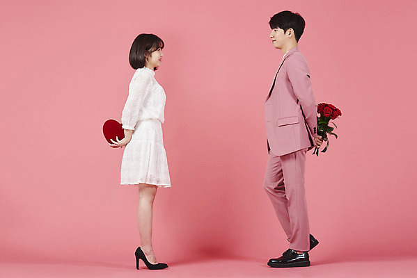 포토 JPG 스튜디오촬영 전신 커플 응시 여자 남자 분홍색 꽃다발 커플라이프 프로포즈 데이트 실내 선물 사랑 서기 들기 누끼 정장 이벤트 20대 성인 두명 옆모습 장미 마주보기 다정 한국인 하트상자 성인만 분홍색배경 국내포토 라이프스타일 시선 옷 꽃 감정 뷰포인트 컬러 백그라운드 컨셉 관계 모션 사람 동양인 청년 내부 상자 파일형식