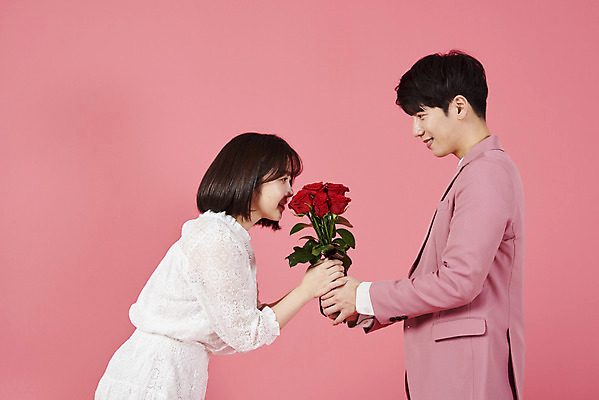 포토 JPG 스튜디오촬영 커플 여자 남자 분홍색 꽃다발 커플라이프 프로포즈 데이트 실내 사랑 서기 들기 누끼 정장 이벤트 상반신 20대 성인 두명 옆모습 장미 다정 한국인 향기 성인만 분홍색배경 국내포토 라이프스타일 옷 꽃 감정 뷰포인트 컬러 백그라운드 컨셉 관계 모션 사람 동양인 청년 내부 냄새 파일형식