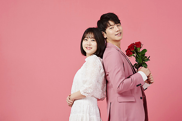 포토 JPG 스튜디오촬영 커플 여자 남자 분홍색 꽃다발 커플라이프 프로포즈 데이트 실내 사랑 서기 미소 들기 누끼 정장 이벤트 상반신 20대 성인 두명 옆모습 장미 다정 한국인 등맞대기 성인만 분홍색배경 국내포토 라이프스타일 옷 꽃 감정 뷰포인트 컬러 백그라운드 컨셉 관계 모션 표정 사람 동양인 청년 내부 파일형식