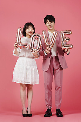 포토 JPG 스튜디오촬영 전신 배너 커플 여자 남자 분홍색 커플라이프 데이트 실내 사랑 서기 들기 누끼 정장 이벤트 20대 성인 두명 앞모습 세일 다정 한국인 풍선 품절 성인만 분홍색배경 국내포토 라이프스타일 옷 감정 뷰포인트 컬러 백그라운드 컨셉 관계 모션 사람 동양인 청년 내부 쇼핑 파일형식