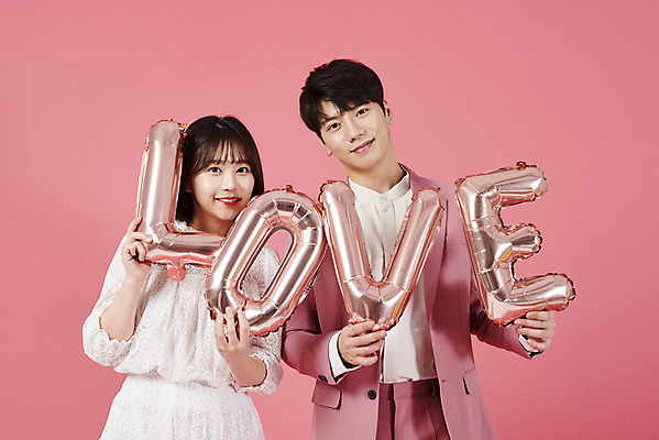 포토 JPG 스튜디오촬영 커플 여자 남자 분홍색 커플라이프 데이트 실내 사랑 서기 미소 들기 누끼 정장 이벤트 상반신 20대 성인 두명 앞모습 다정 한국인 풍선 성인만 분홍색배경 국내포토 라이프스타일 옷 감정 뷰포인트 컬러 백그라운드 컨셉 관계 모션 표정 사람 동양인 청년 내부 파일형식